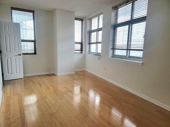Building Photo - 143 Morgan St