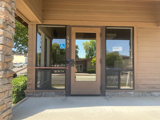 Foto del edificio - 590 McBean Park Dr