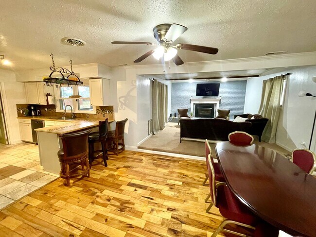 Foto del edificio - Spacious Home with Large Yard, Hot Tub, and More