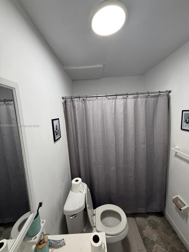 Foto del edificio - 3536 NE 168th St