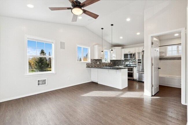 Building Photo - 2 bedroom, 1 bath apartment, close to down...