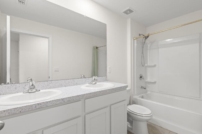 Foto del edificio - "Spacious 4-Bedroom Retreat with 3 Full Baths - 2260 Sq Ft of Comfort in Parrish, FL!"