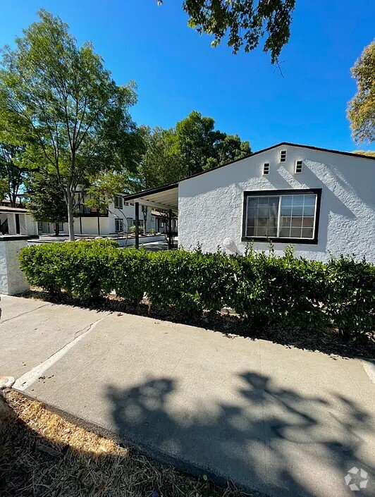 Building Photo - 22 E Main St
