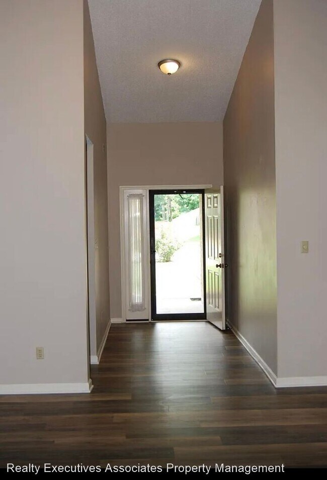 Foto del edificio - 3 br, 2 bath House - 8732 Shoreham Boulevard
