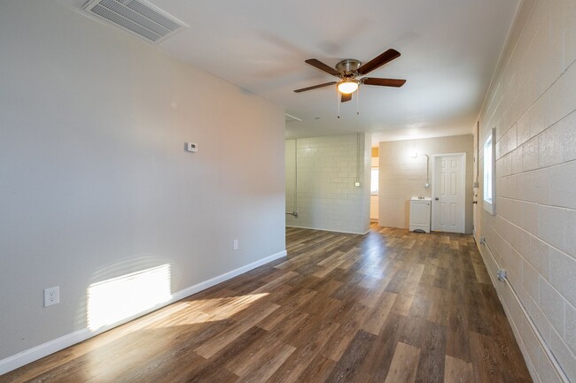 Foto del edificio - N Lewis Pl Triplex
