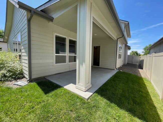 Building Photo - 270 E Rosalyn Dr