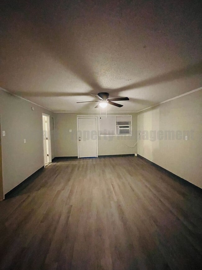Building Photo - Move In Special: Half Off First Full Month...