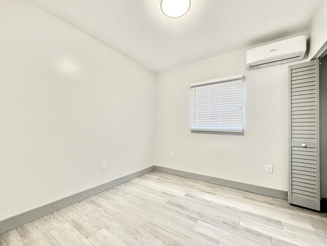 Foto del edificio - 7749-7753 NW 2nd Ct