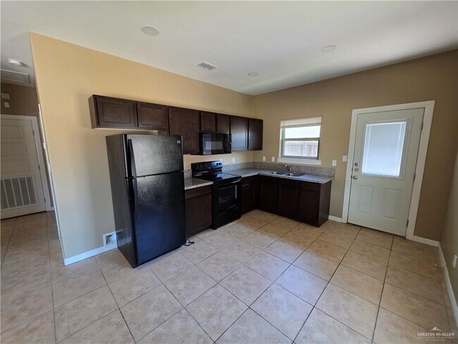 Foto del edificio - 2116 Garden Ridge Dr