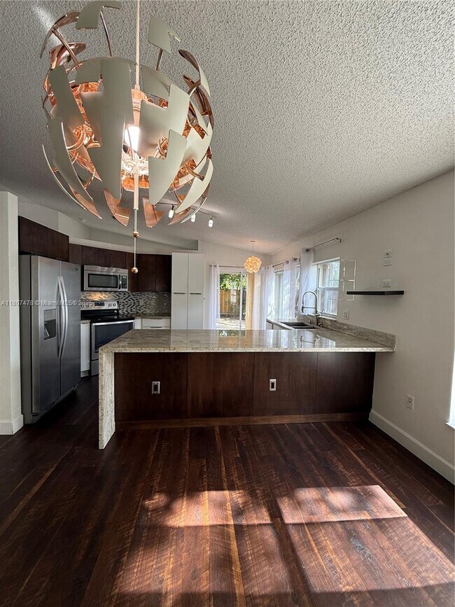 Foto del edificio - 5858 NW 113th Pl