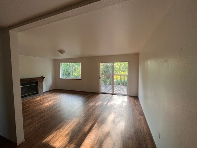 Building Photo - 3809 Maple Ave