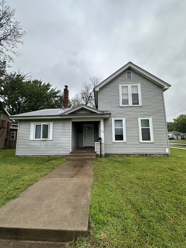 Foto principal - 4 Bed 1 Bath close to UWEC!