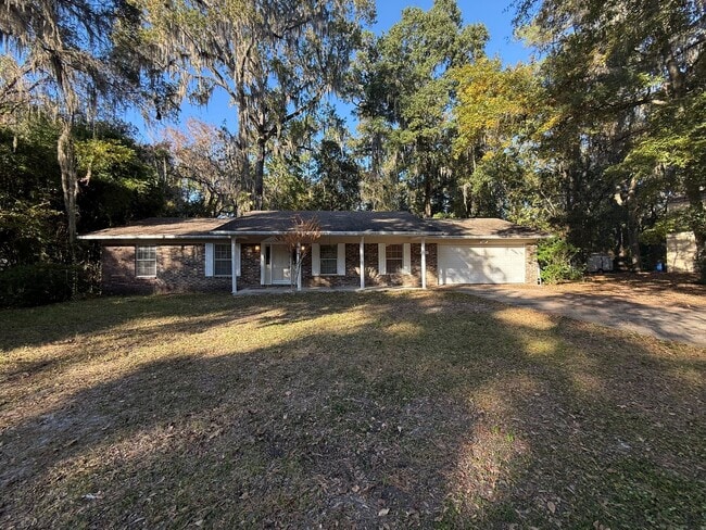 Comfortable SW Gainesville Home with Large Yard - Comfortable SW Gainesville Home with Large Yard