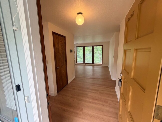 Foto del edificio - Brand New Flooring and Paint Upper Level Duplex