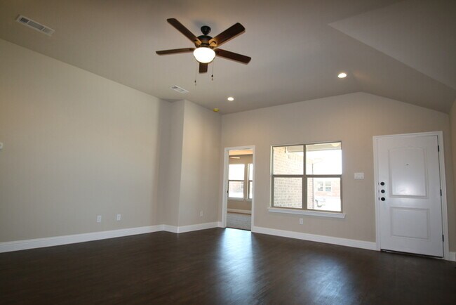 Building Photo - SENSATIONAL 3/2/ Duplex Home Ready Now in ...