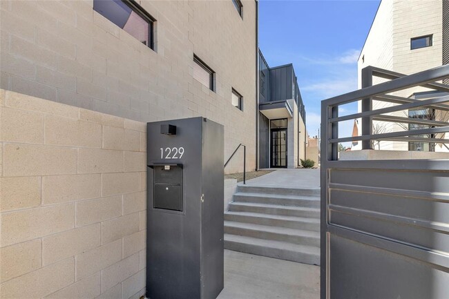 Building Photo - 1229 N Dewey Ave