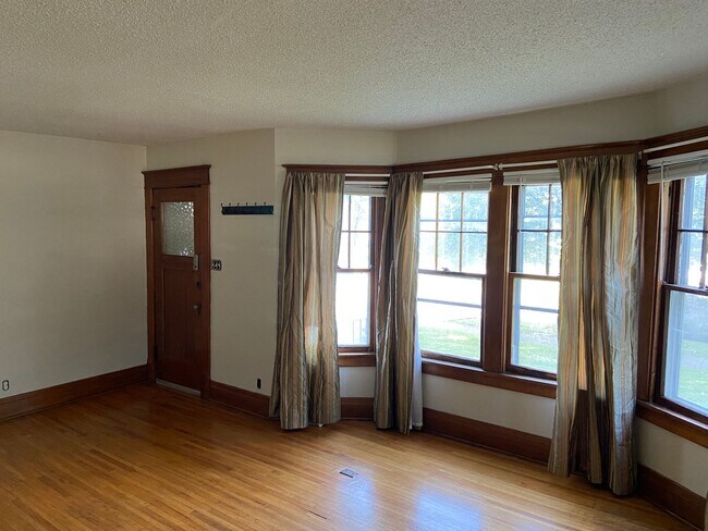 Building Photo - 267 Windermere