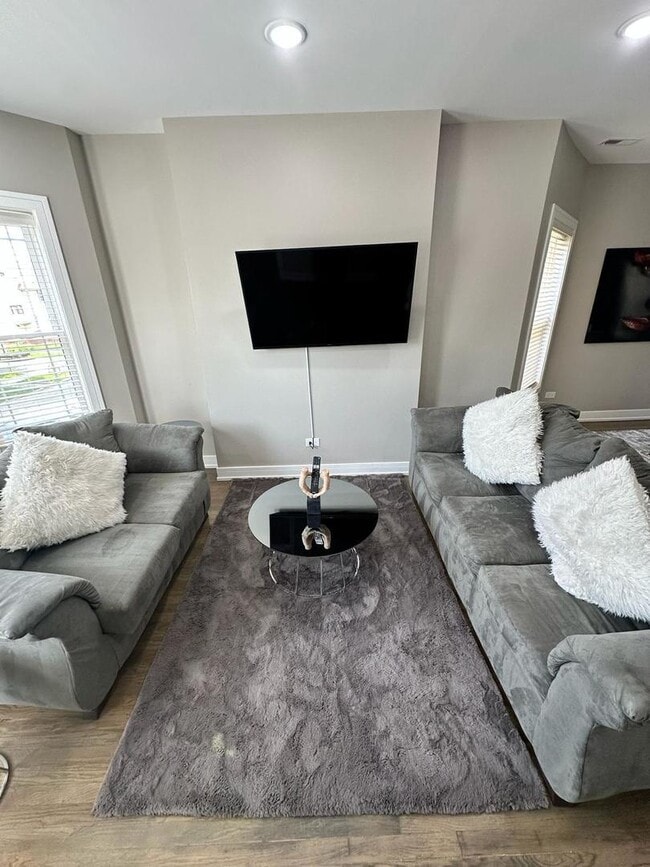 Building Photo - 6807 S Calumet Ave