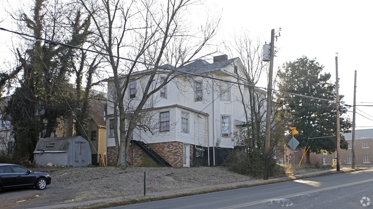 Building Photo - 1647 Highland Ave