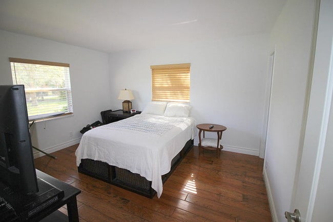 Building Photo - 208 S Lakeside Dr