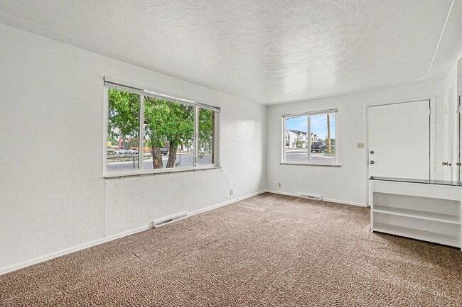 Foto del edificio - Newly remodelled 3 bedroom ranch - available May 1st!!!