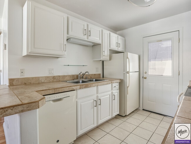 Building Photo - 2214 S Granada Dr