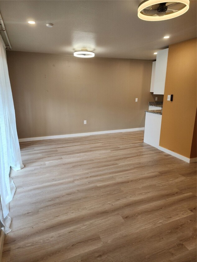 Building Photo - 513 S Post Oak Ln