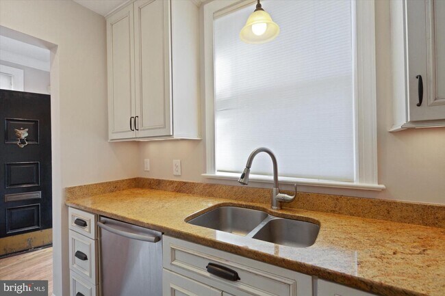 Building Photo - 1404 Foxhall Rd NW