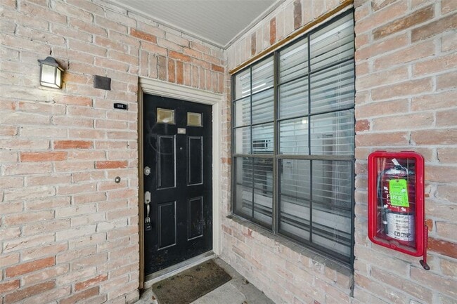 Building Photo - 2255 Braeswood Park Dr