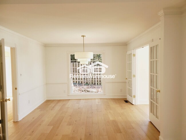 Foto del edificio - 4325 Sprucebough Dr