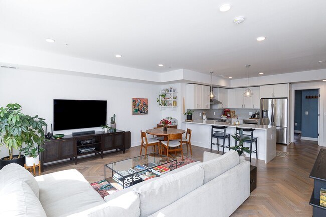 Foto del edificio - Newer Three Bed-Three Bath Townhouse Condo...