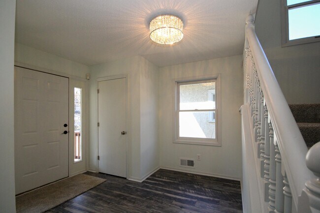 Foto del edificio - 637 19th Ave NE