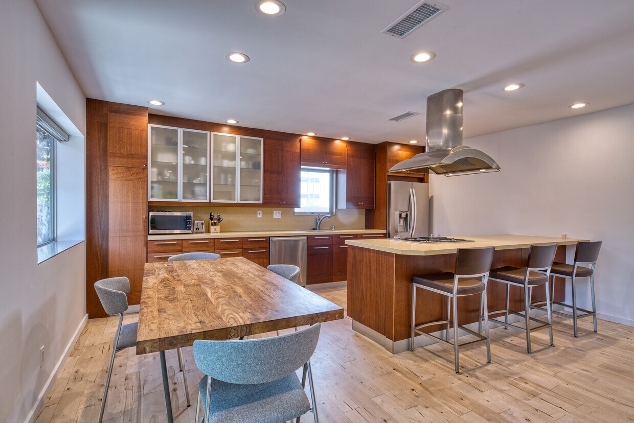 Kitchen - 2137 Glencoe Ave