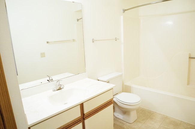 Building Photo - Oakbridge Court LLC