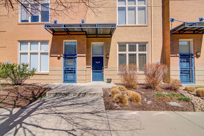 Building Photo - 180 Roslyn St