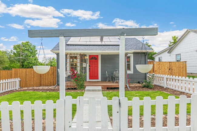 Building Photo - $2,595, 3-bed, 2-bath, located in Denver w...