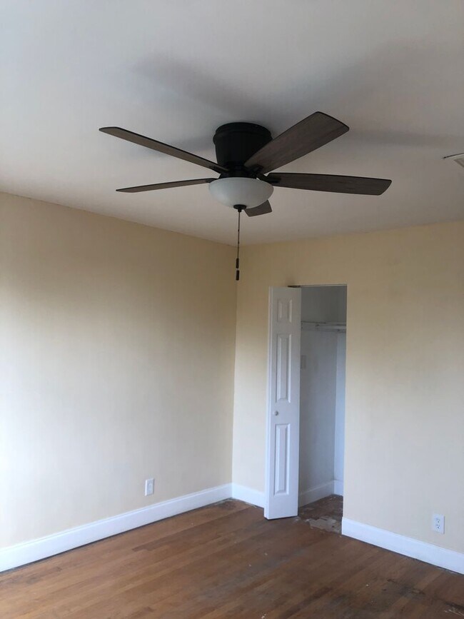 Foto del edificio - 3 Bdrm 2 full bathrooms recently renovated