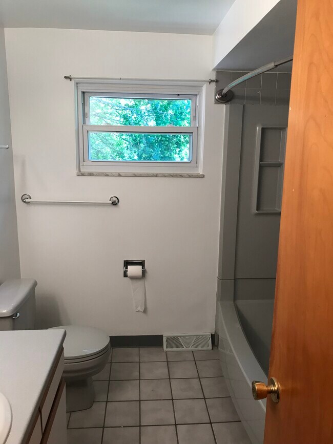 Building Photo - 1056 Munroe Falls Kent Rd