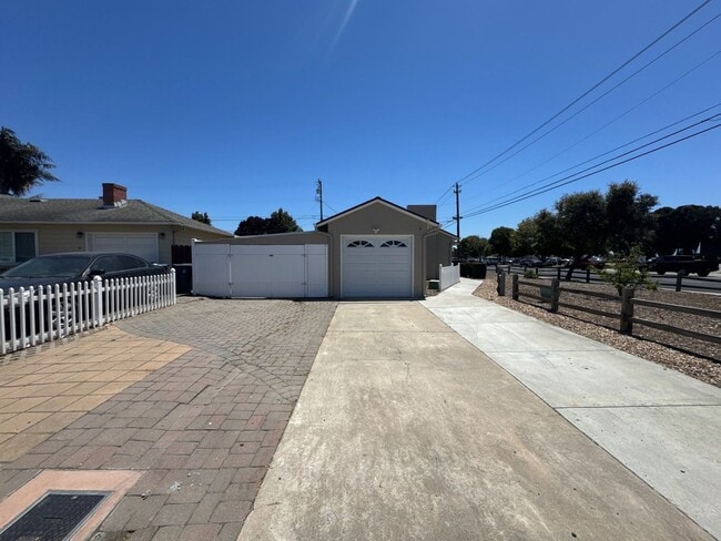 Building Photo - 209 E Laurel Dr