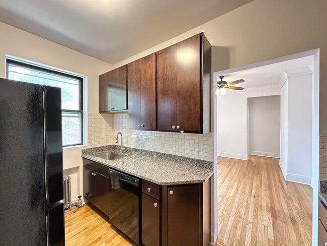 Building Photo - 2311 W Wilson Ave