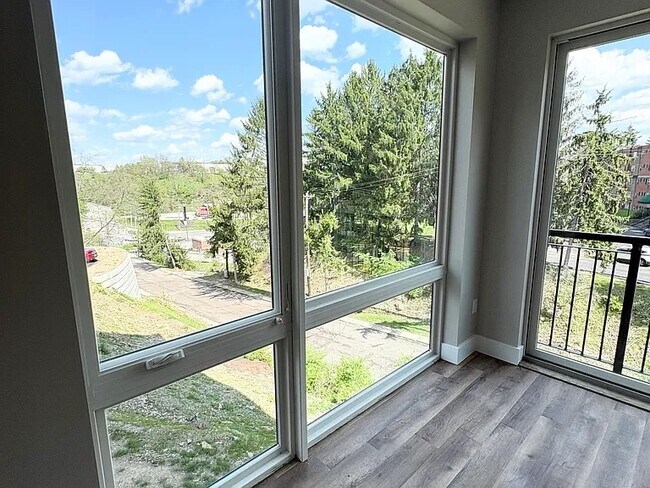 Apartamento de 1 dormitorio - Unidad de esquina con sala de estar - Mcknight Flats