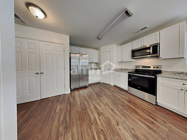 Foto del edificio - 5613 Topsail Ct