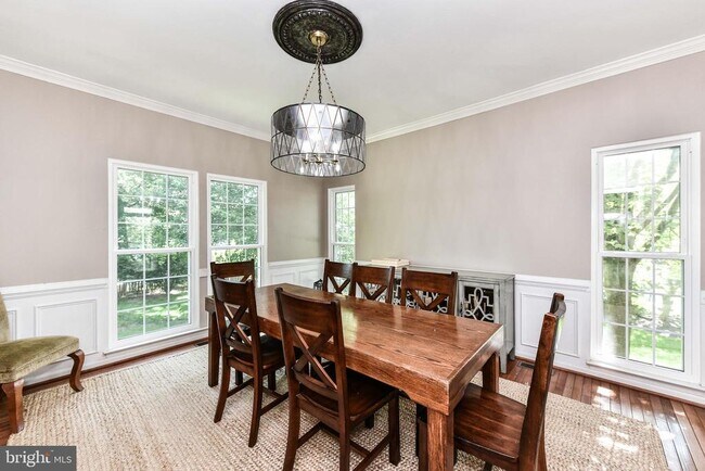 Building Photo - 641 Meade Dr SW