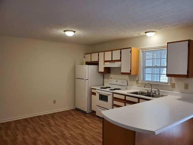 Building Photo - 2 Bedroom, 1 bath apartment Upstairs Unit