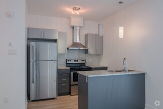 Building Photo - 6600 Av. de Darlington