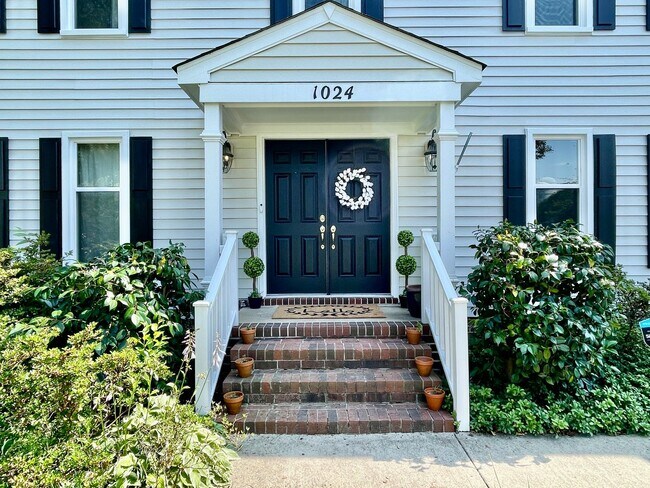 Building Photo - Available NOW! A 4-6 Bedroom Home! Attache...