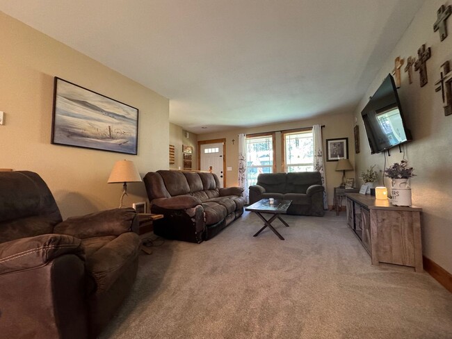 Foto del edificio - Spacious 4-Bedroom Home in Gated Clearwood...