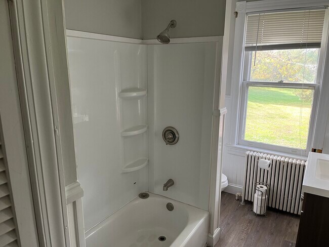 Ducha/Bañera - 208 N Bellevue Ave