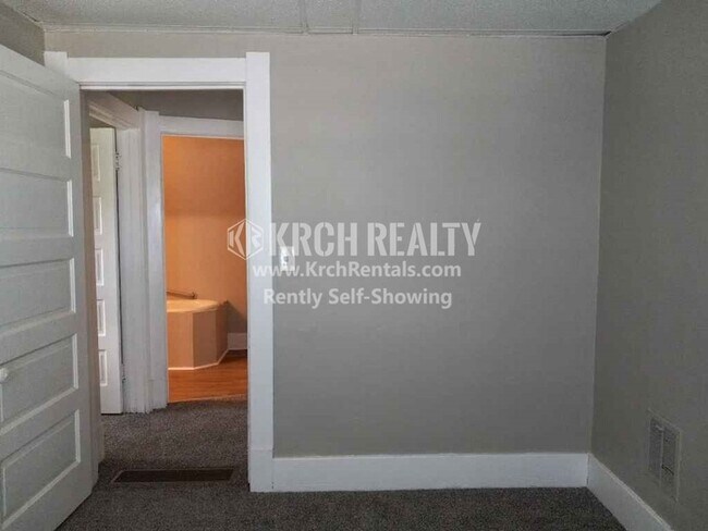 Building Photo - Nice 3-Bed 1-Bath Home in West Toledo. Fre...