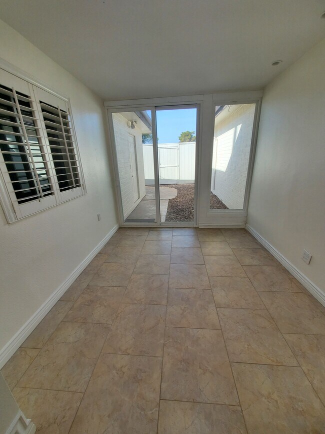 Building Photo - 2725 S Azalea Dr